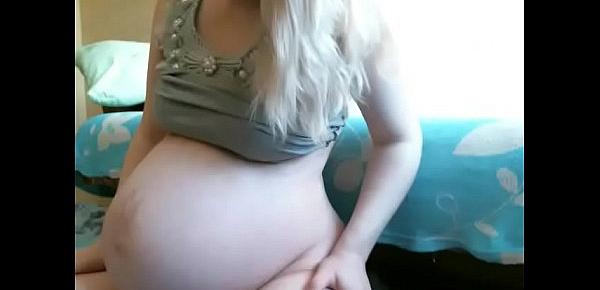  Pregnant milf chatting nude on cam